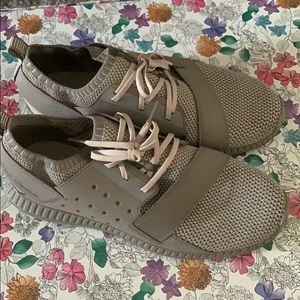 Under Armour tennis shoes